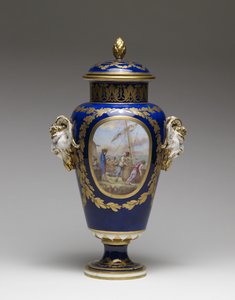 Váza (puha porcelán, festékkel és aranyozással)